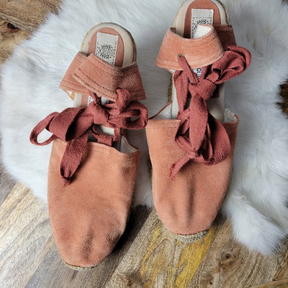 Andre Assous Sienna Espadrille Sandals with Ties, Sz 6